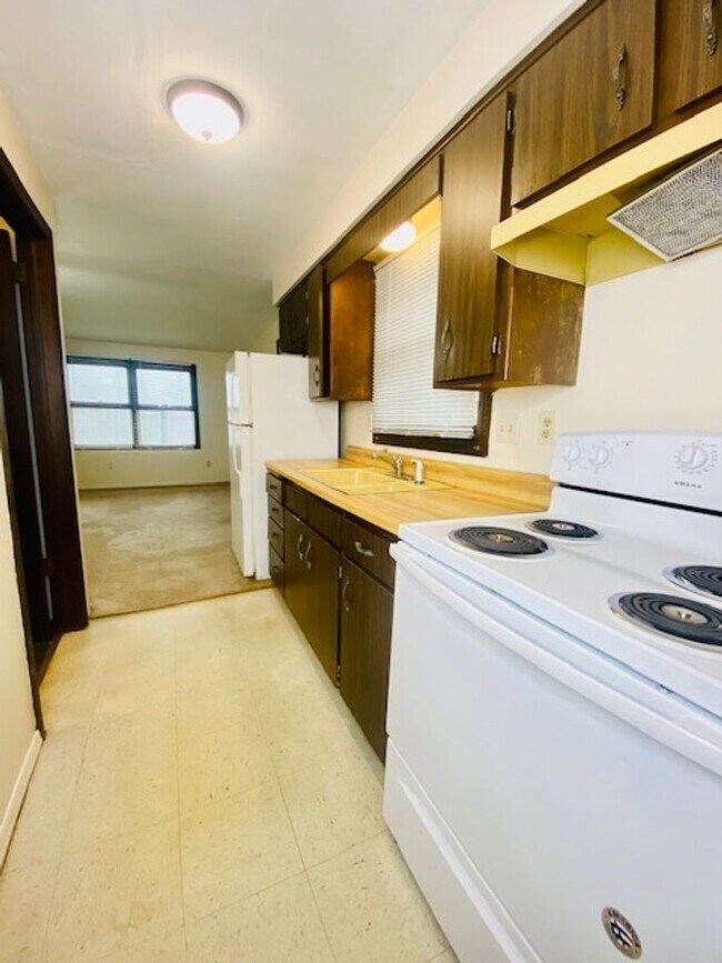 Building Photo - 420 S Maple Ave
