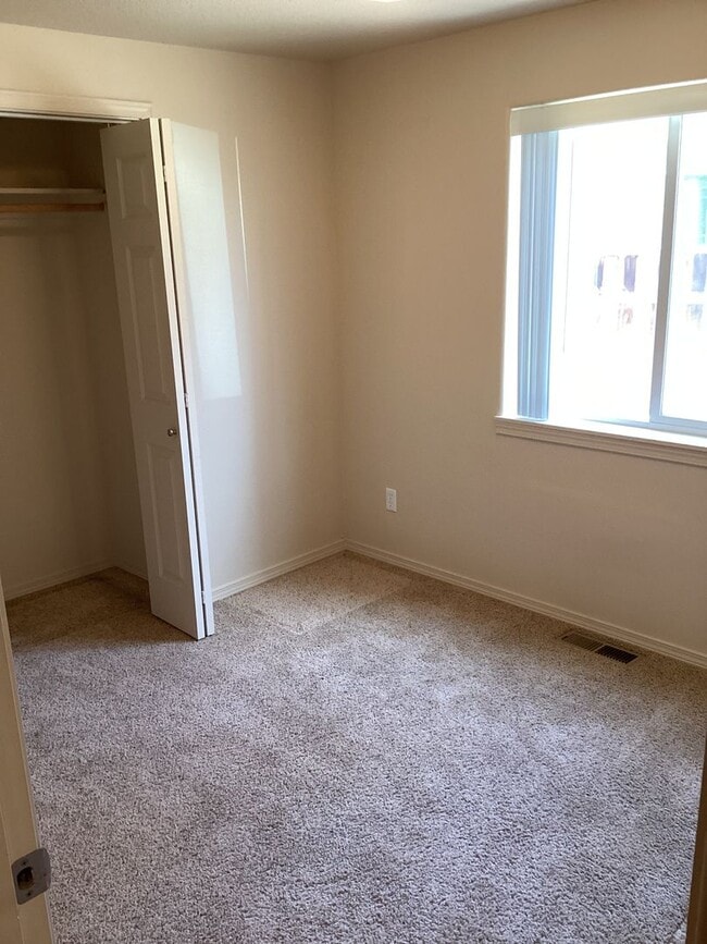 Building Photo - 1335-1335 NE Del Norte Ave