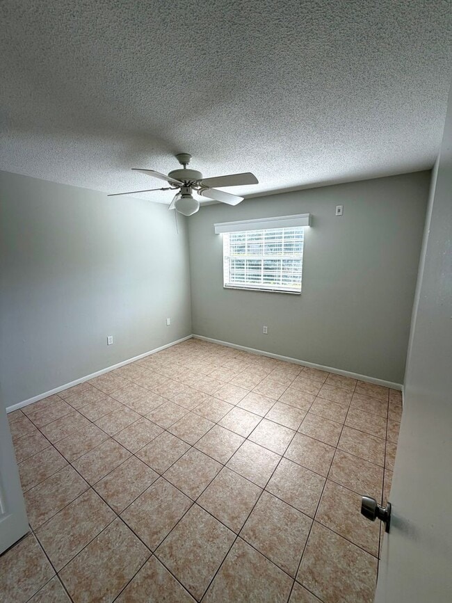 Building Photo - Popular Location 2/1