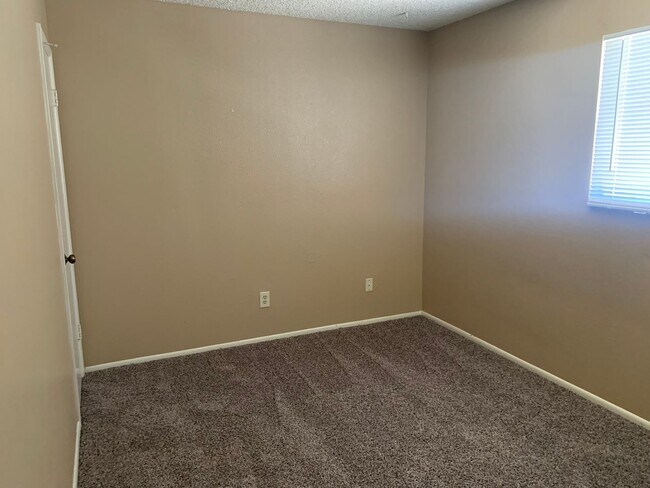 Building Photo - Cute townhome available in Mesa -- 1/2 off first month's rent