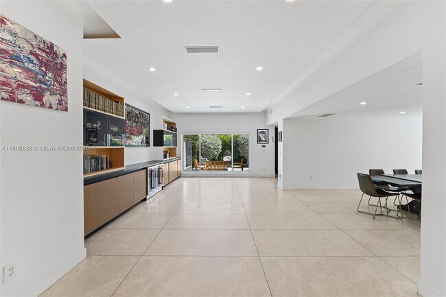 Building Photo - 3748 Prairie Ave
