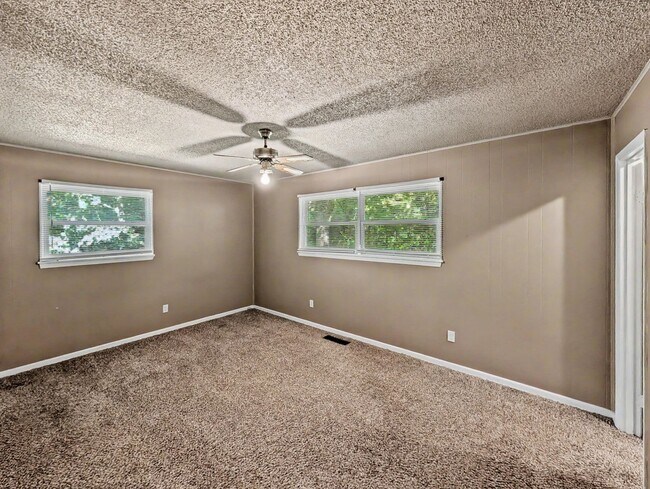 Building Photo - 16 Evesham Ln