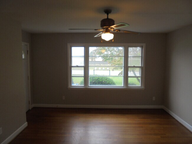 Building Photo - Cozy one level apartment with hardwood floors