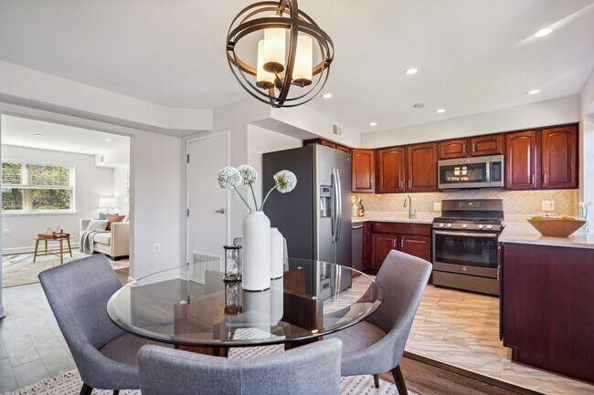 Building Photo - Lovely 3 BR/2 BA Condo in Barry Farm!