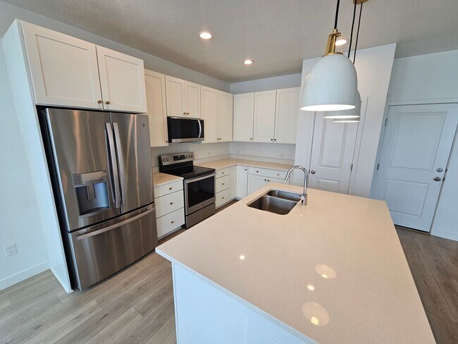 Building Photo - Amazing 4 Bed, 3.5 Daybreak Home with Office