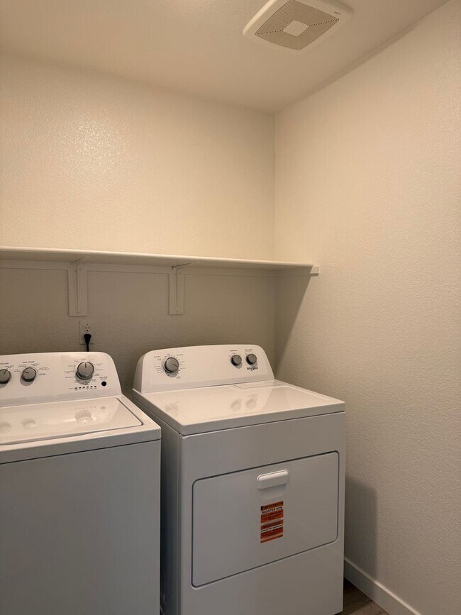 Building Photo - Beautiful 5 bed 3 bath located in West Ros...