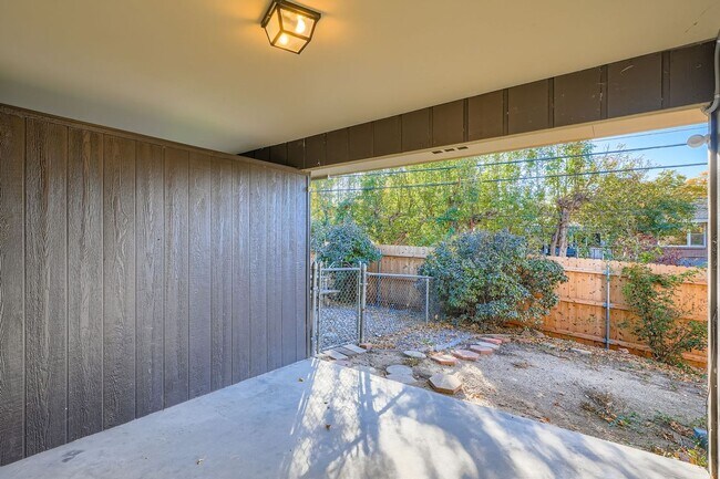 Building Photo - 4 Bed 2.5 Bath Duplex with Private Fenced ...