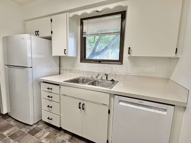 Building Photo - 2707 Fairway Dr