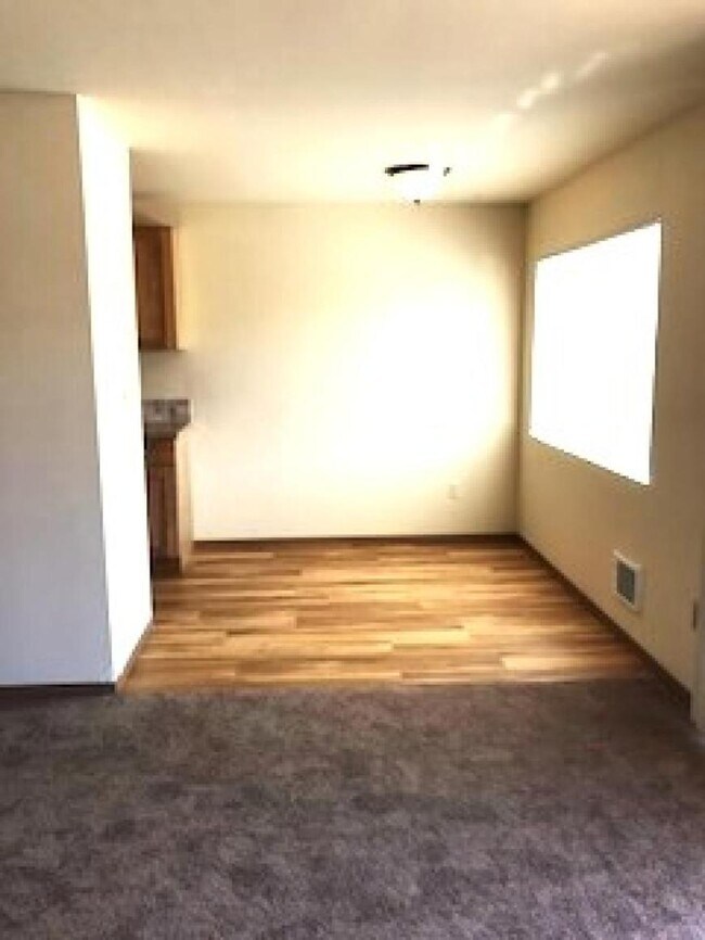 Building Photo - 2 bedroom in Seattle WA 98116