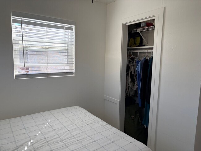 Building Photo - 4027-4029 Ocean Dr