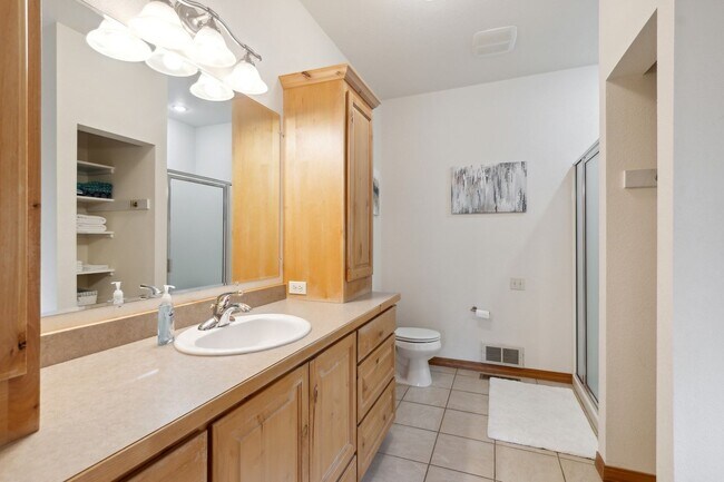 Building Photo - 5-bedroom, 3-bathroom furnished home in Ka...