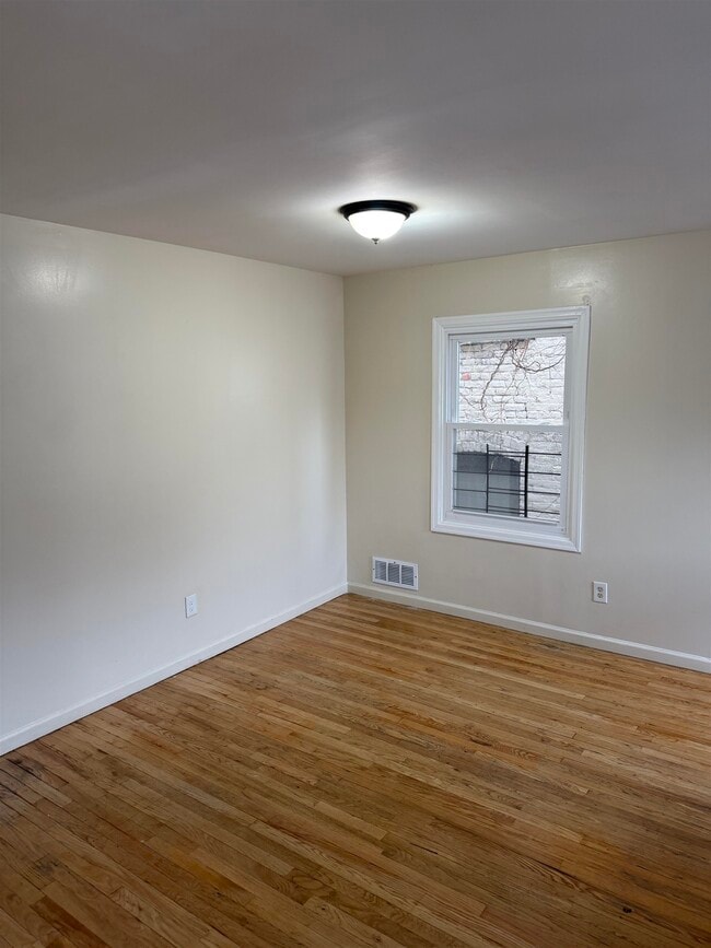 Building Photo - 189 Myrtle Ave