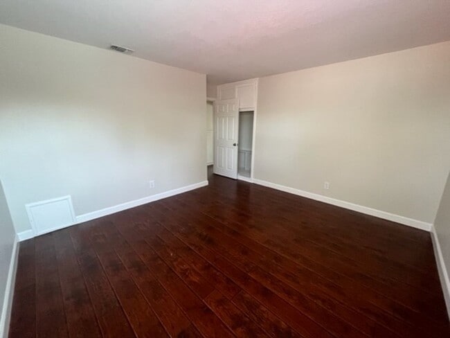 Building Photo - Spacious 2 bed 1bath home in the well desi...
