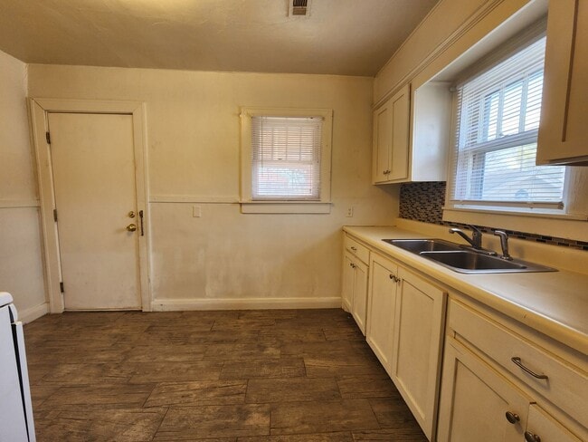 Building Photo - 2 bed 1 bath in Shawnee