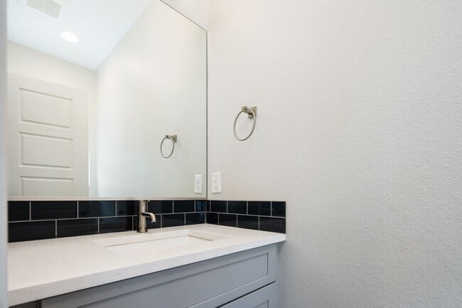 Building Photo - Modern 3 bed / 4 bath, 3 story townhome!