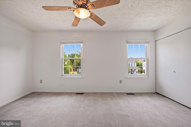 Building Photo - 16 Meadowside Ct