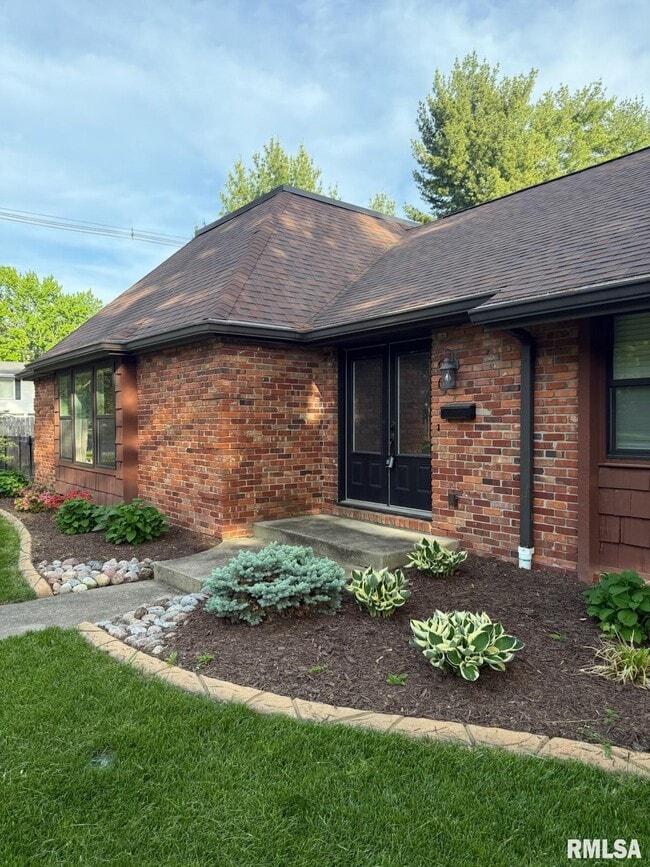 Building Photo - 90 Pinehurst Dr