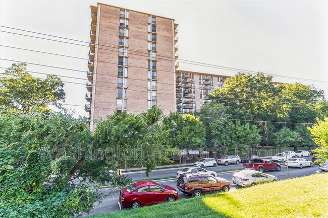 Building Photo - 4600 S Four Mile Run Dr