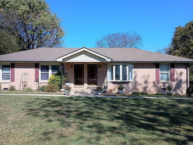 Building Photo - "Charming and Newly Updated 2-Bed Duplex Retreat in Hendersonville – 900 Sq Ft of Cozy Living!"