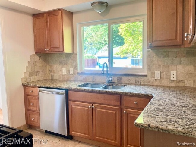 Building Photo - 421 E Farnum Ave