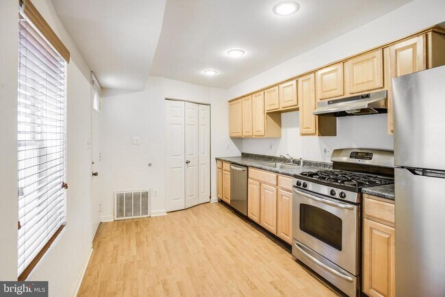Building Photo - 729 10th St NE