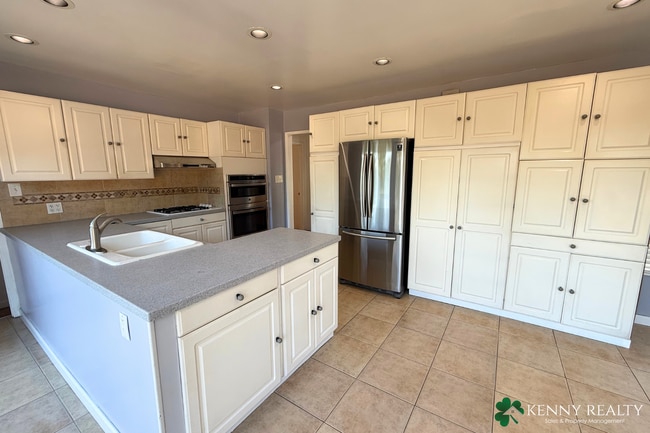 Building Photo - Bright and Spacious 3BD/3BA Home with Bonu...
