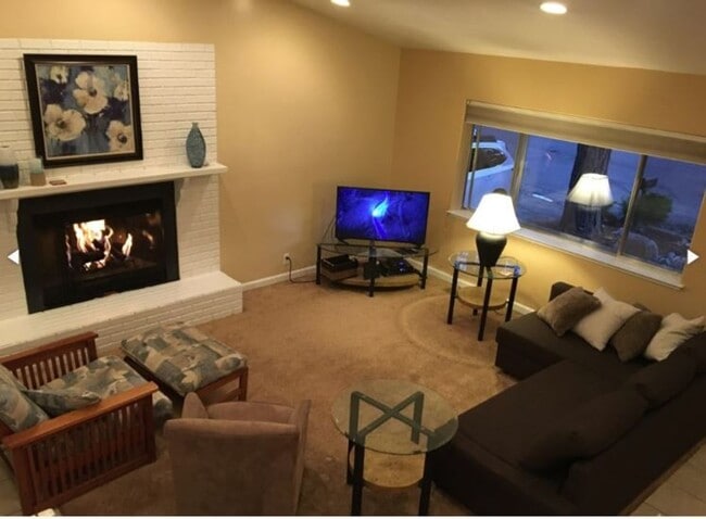 Building Photo - Long term furnished rental