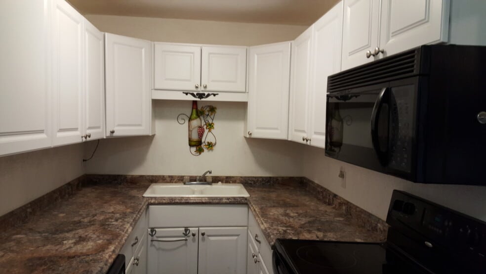 Kitchen - 319 E Bailey St