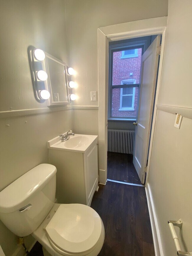 Building Photo - 714 E King St