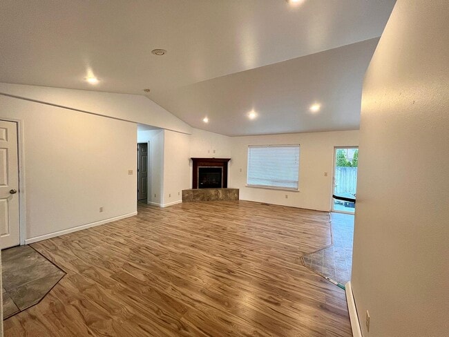 Building Photo - 902 Fawn Cir
