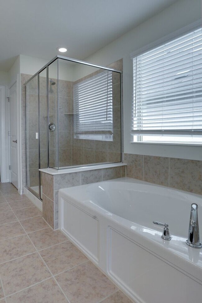 Building Photo - 14005 Hedera Dr