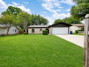 Building Photo - Gorgeous 3/2 recently renovated in homey neighborhood