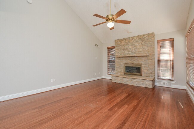 Building Photo - 13859 Hollowgreen Dr