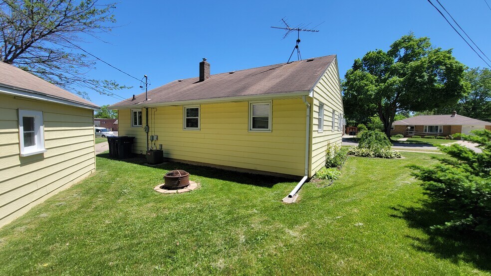Building Photo - 1125 Woodman Rd