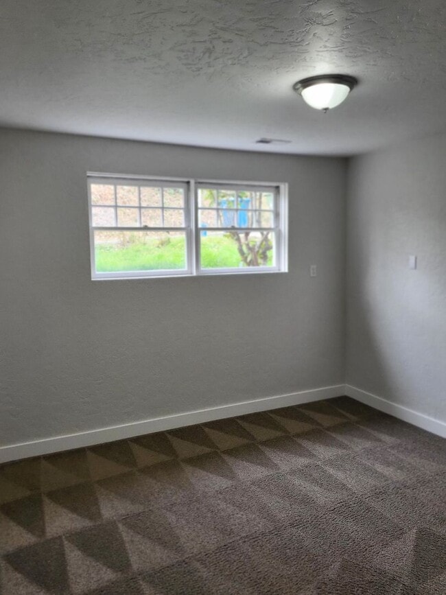 Building Photo - 970 Cascade Dr NW