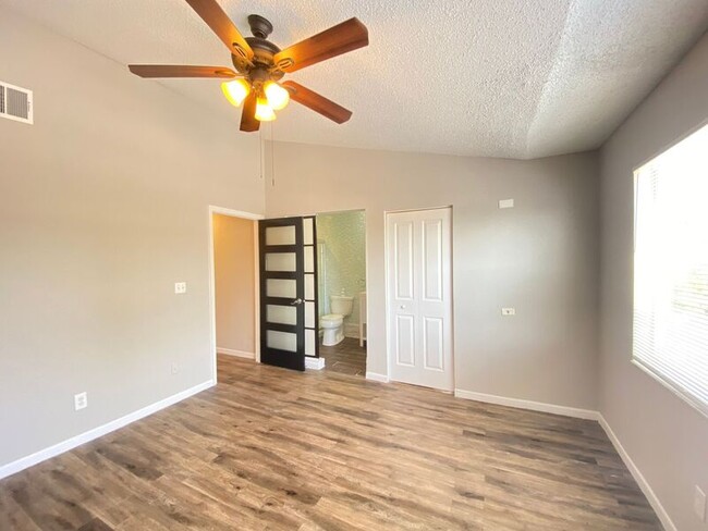 Building Photo - 2524 Woodgate Blvd