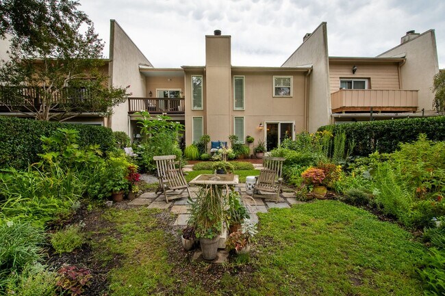 Building Photo - Immaculate Snee Farm Townhome for Rent!