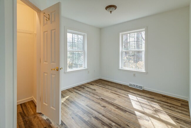 Building Photo - 172 Moffitt Rd