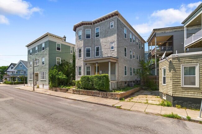 Building Photo - 86 Roseclair St