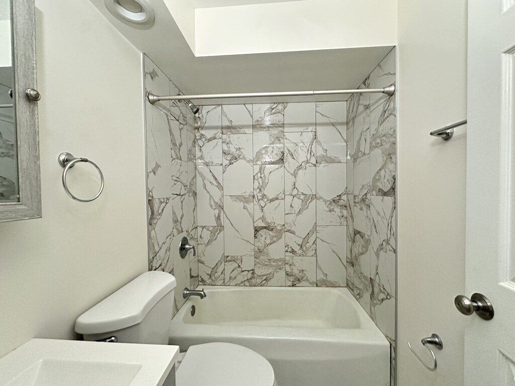 Building Photo - 6830 N Sheridan Rd