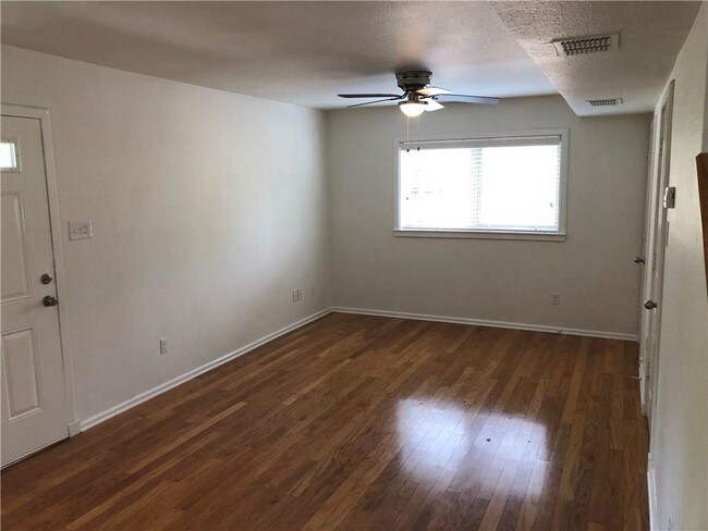 Building Photo - 711 N Beckley Ave