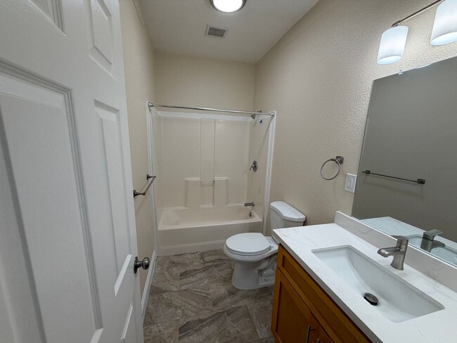 Building Photo - 985 Williams St