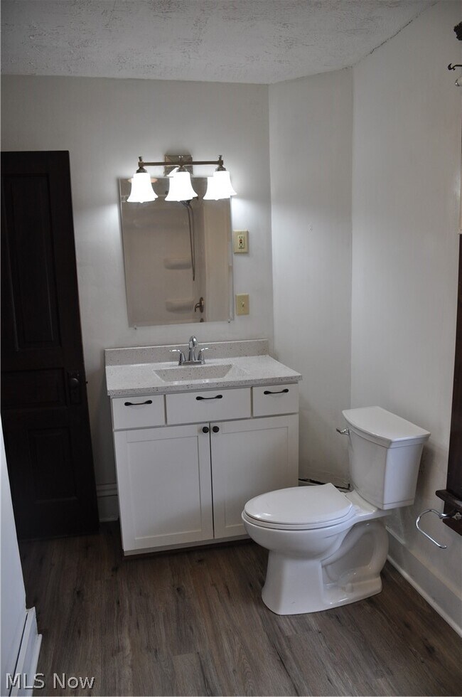 Building Photo - 11 E Main St