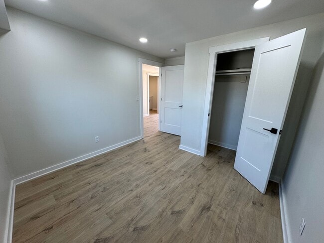 Building Photo - 2 bedroom 1 bath Apartment close to campus