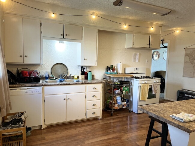 Building Photo - Spacious 4-Bedroom Home Available for Fall 2026 Pre-Lease