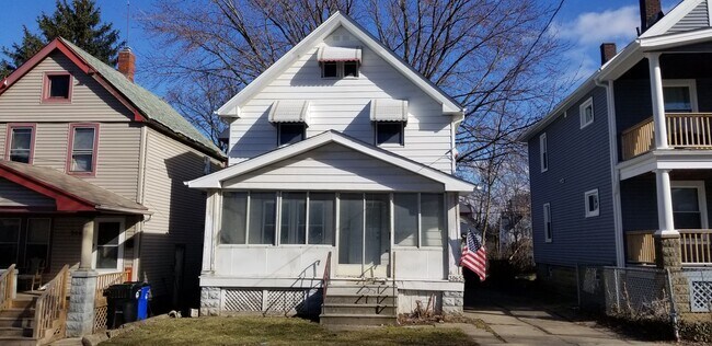 Building Photo - 3 Bed / 1 Bath in Cleveland!