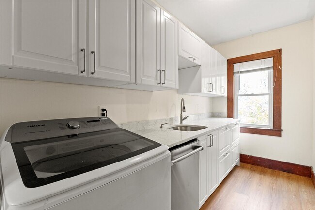 Building Photo - 651 Lake Ave, #3, Manchester NH 03103