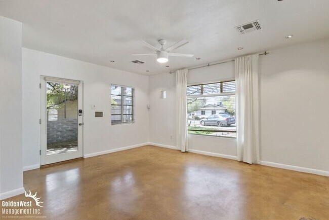 Building Photo - Charming 2Bdm 2Ba Home with Modern Studio ADU in Uptown Phoenix!