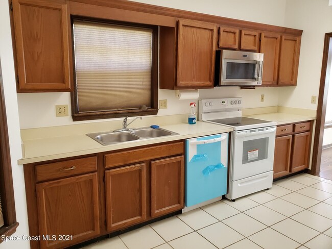 Building Photo - 2575 Palm Lake Dr