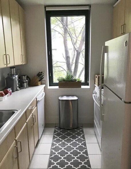 Building Photo - 99 Battery Pl